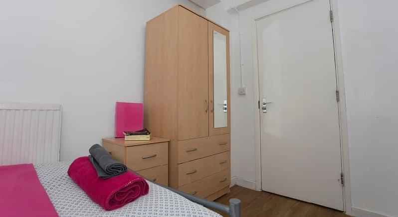 Silver Non Ensuite Plus Room - Image 2