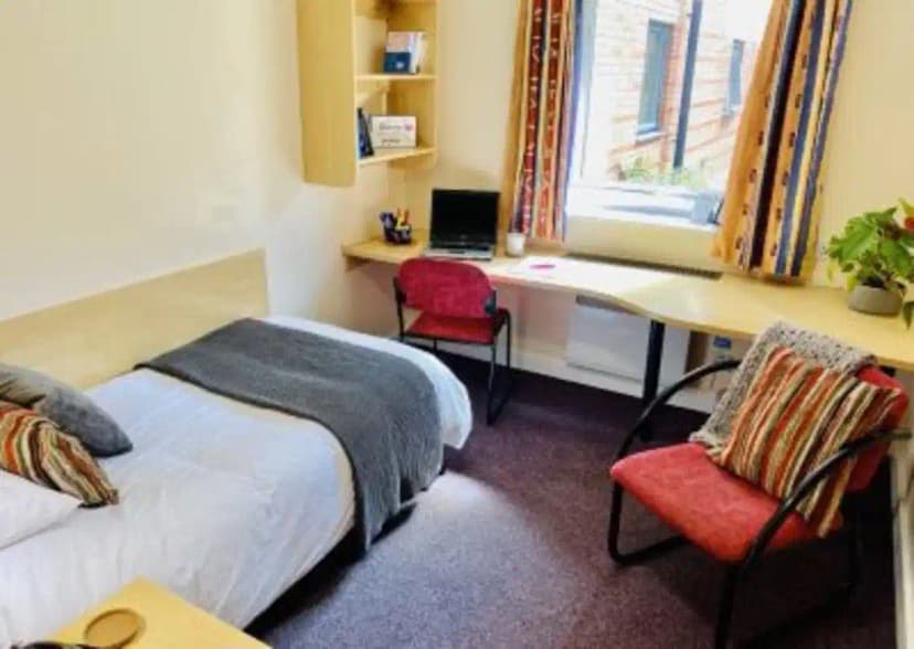 Standard Single Room with Private Ensuite - Image 1