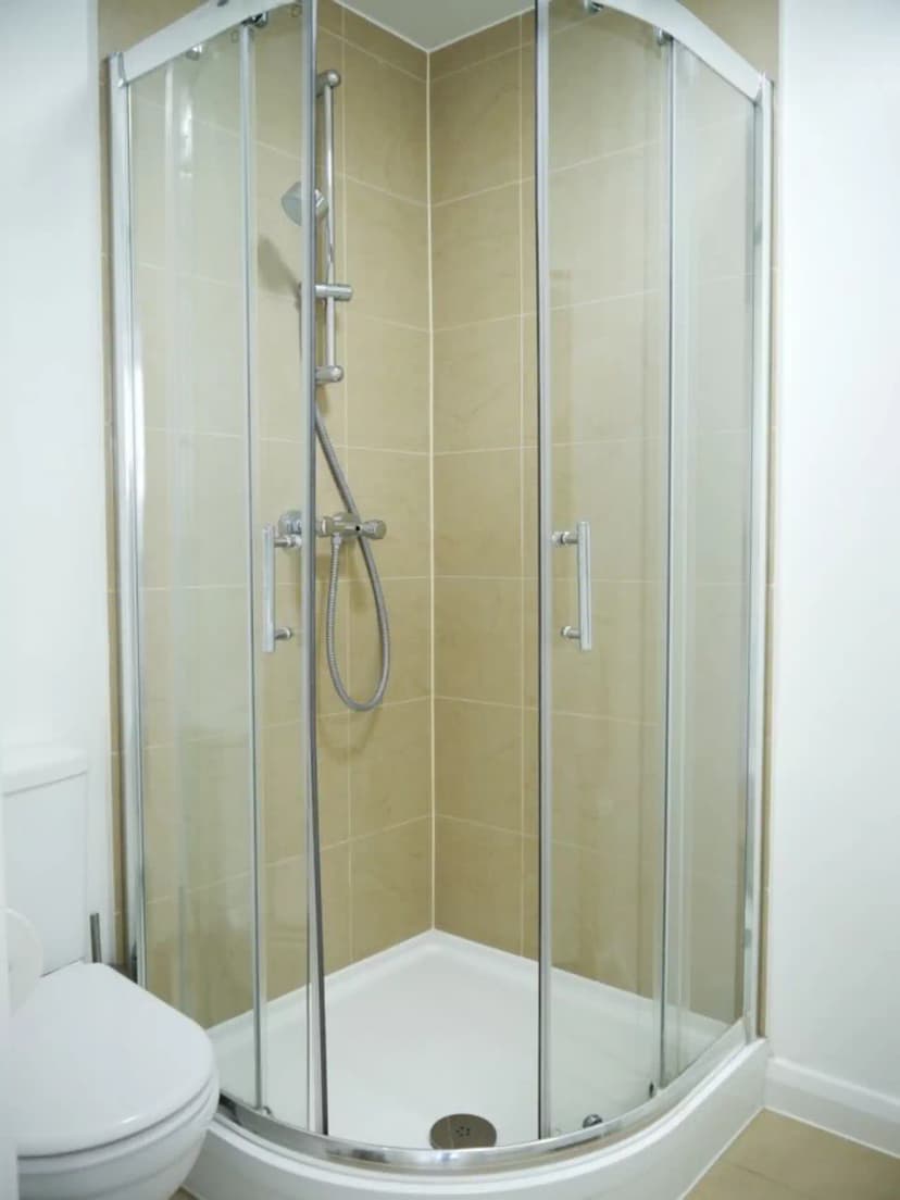 Standard Single with Ensuite Bathroom - Image 2