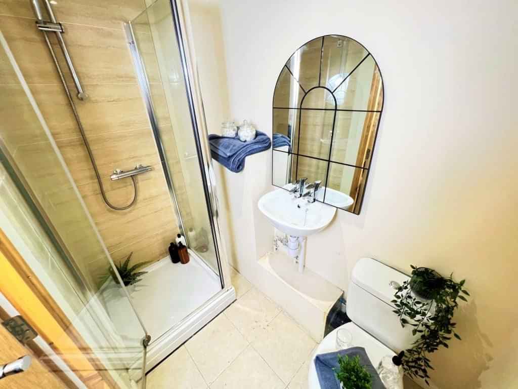 Deluxe En-Suite - Image 4