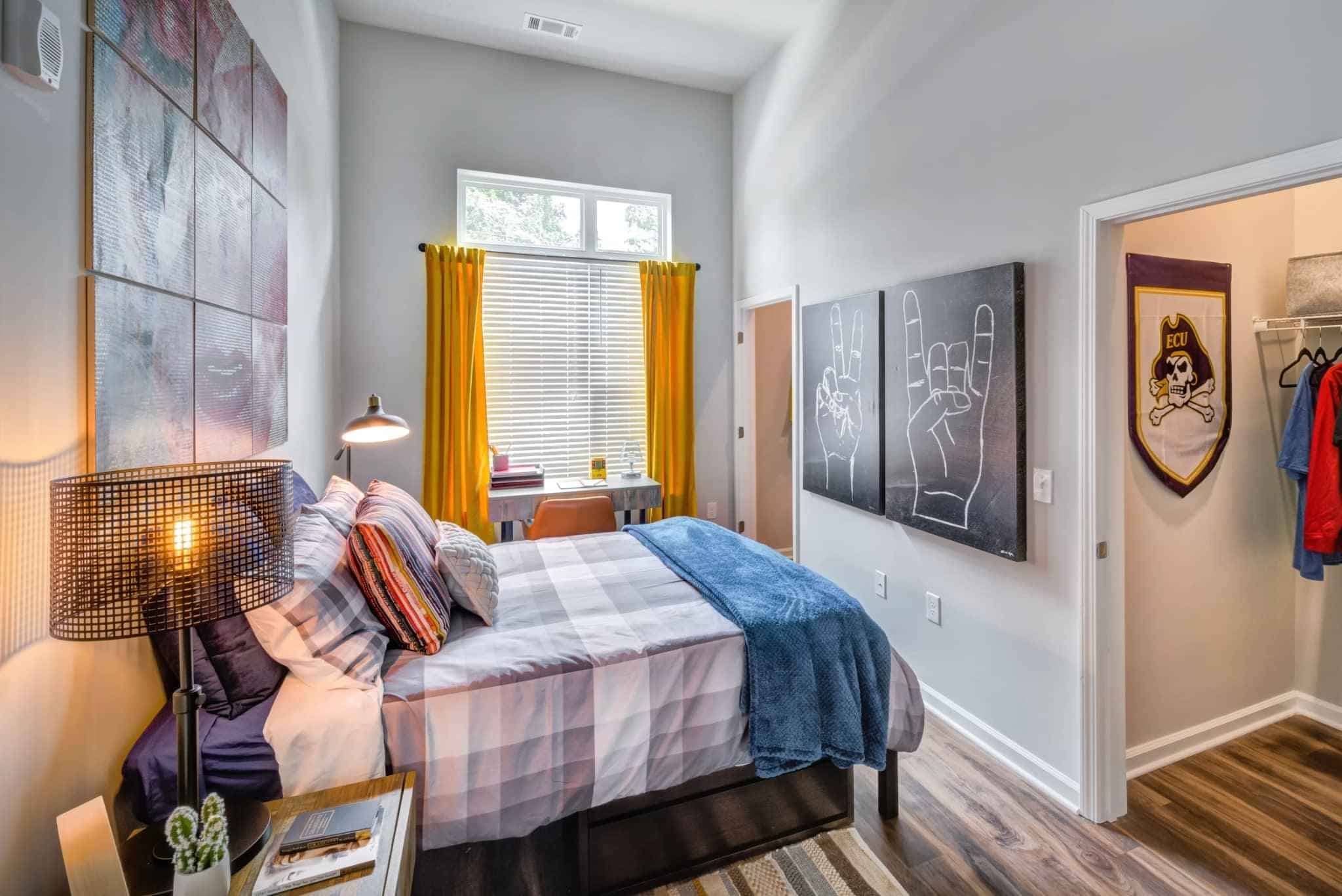 Private Room - Luxx (4 Bed - 4 Bath) - Image 3