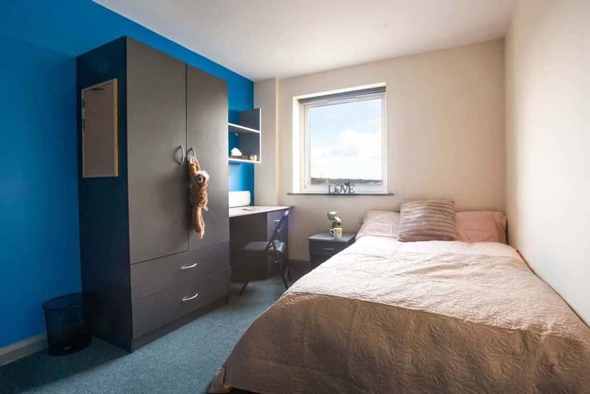 Classic En-Suite - Image 10