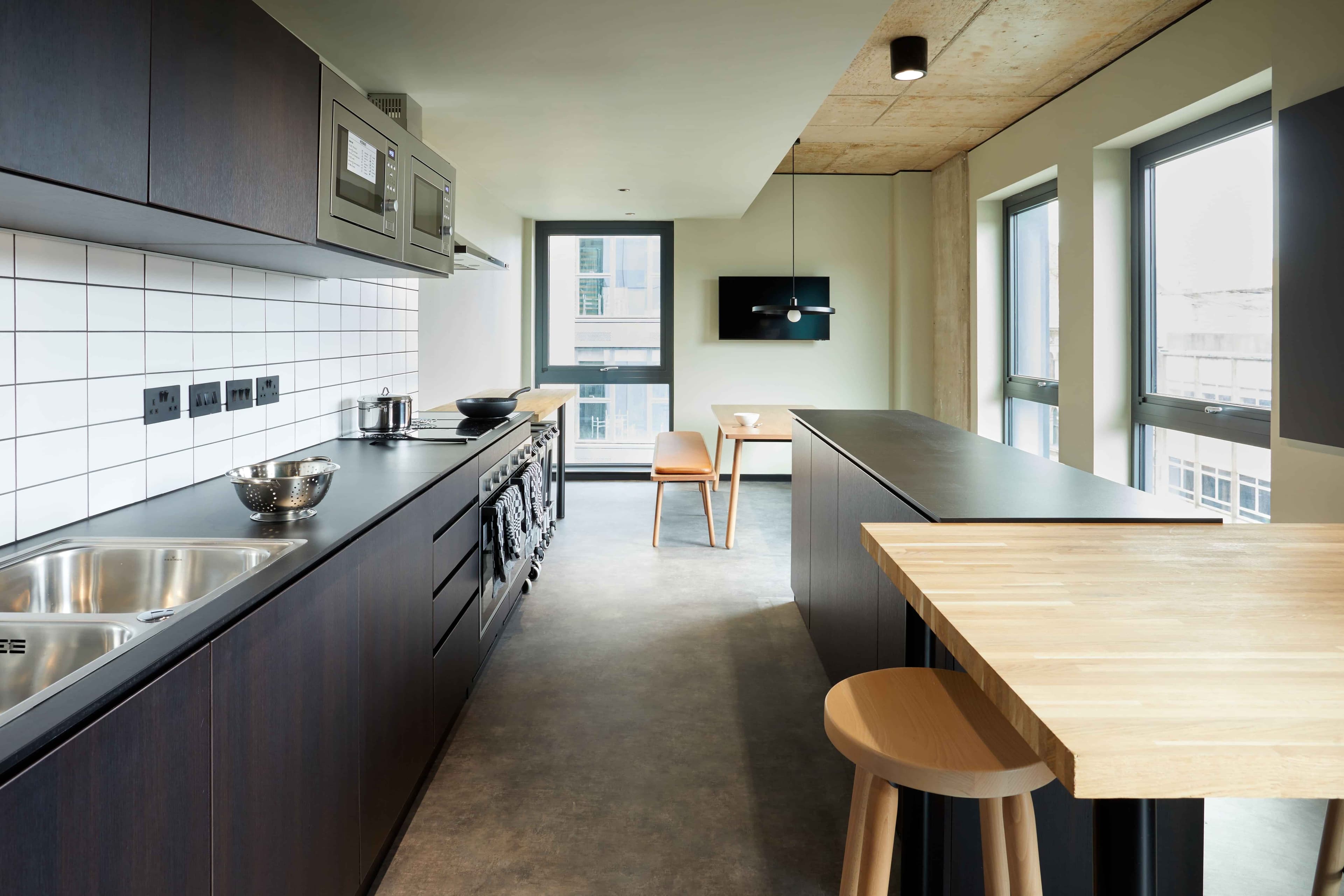 Deluxe Queen - Image 4