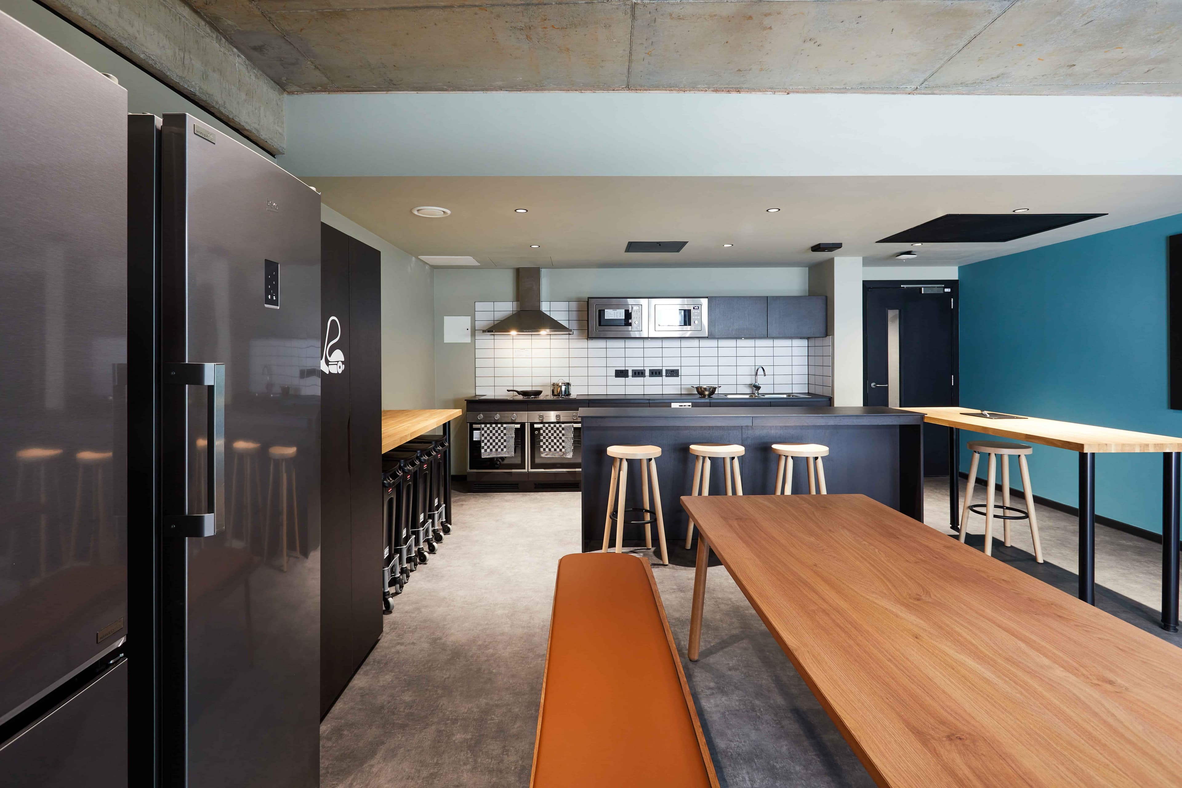 Deluxe Queen - Image 3