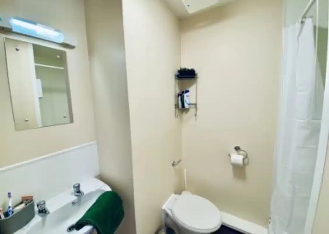 Standard Double Ensuite Room - Image 8