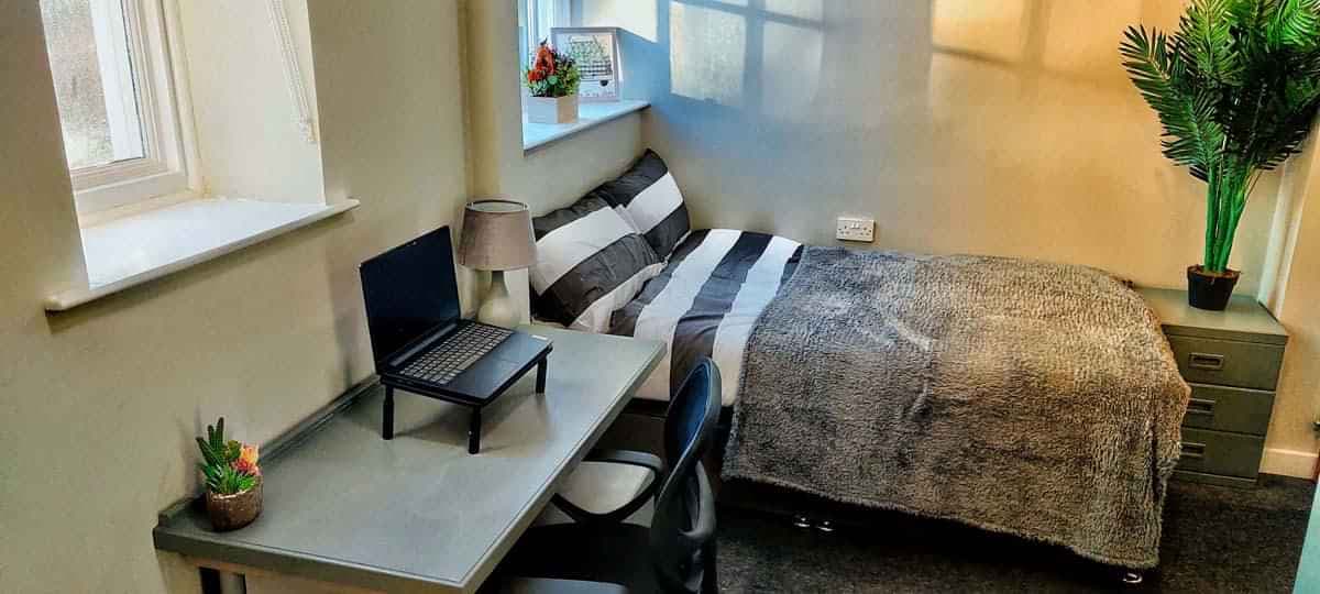 Two Bed Apartment - Image 10
