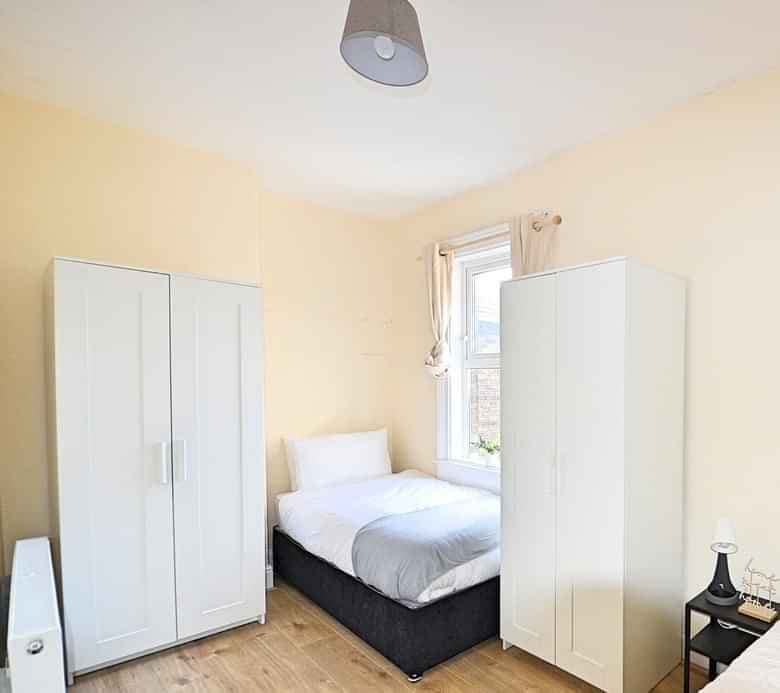 Twin Room Ensuite - Image 1
