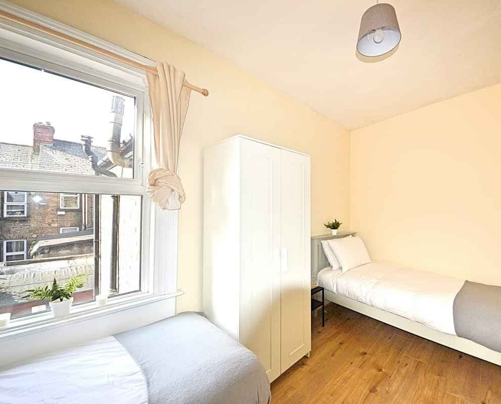 Twin Room Ensuite - Image 2