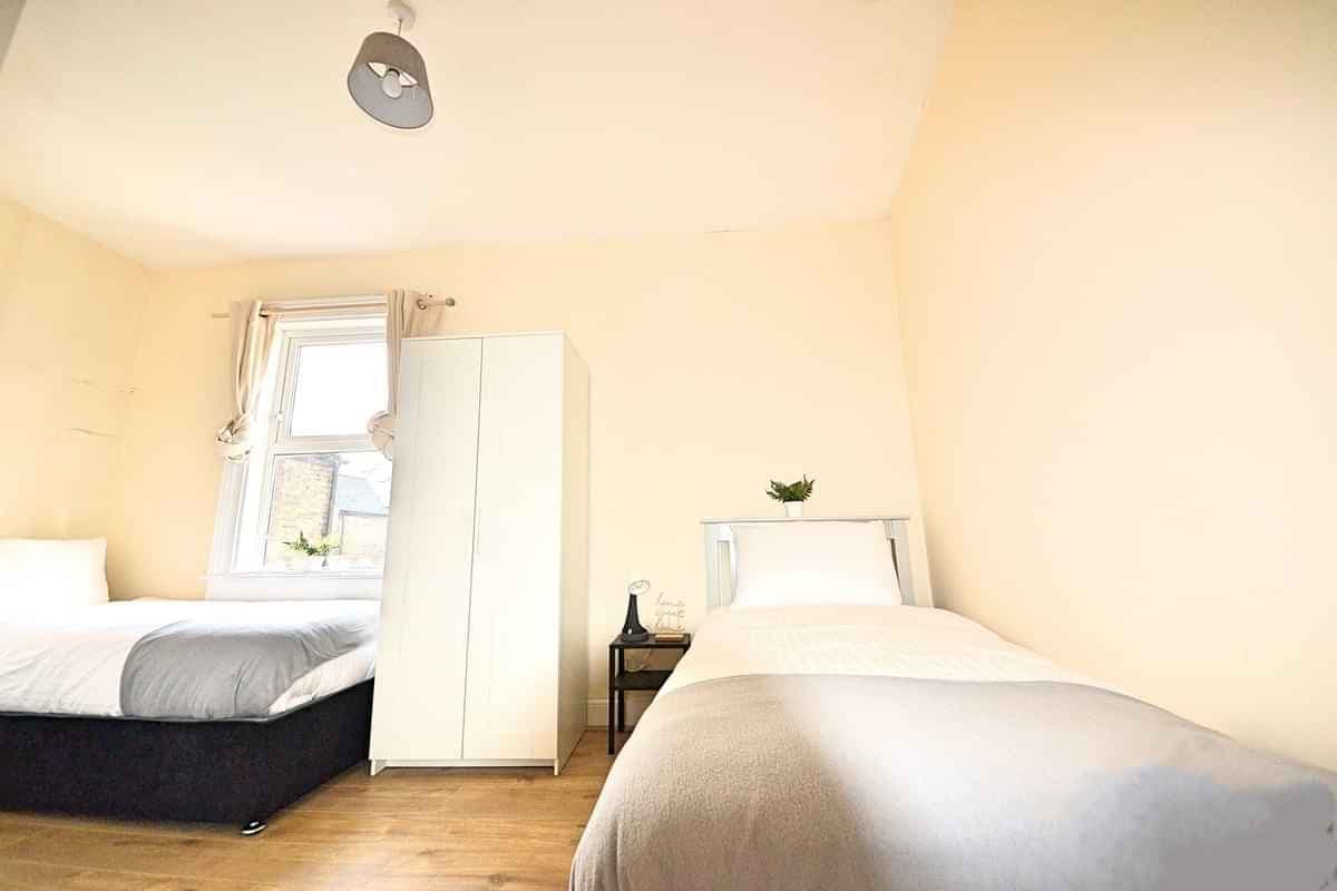 Twin Room Ensuite - Image 3