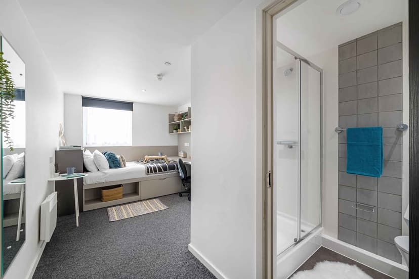  Gold Ensuite Penthouse - Image 30
