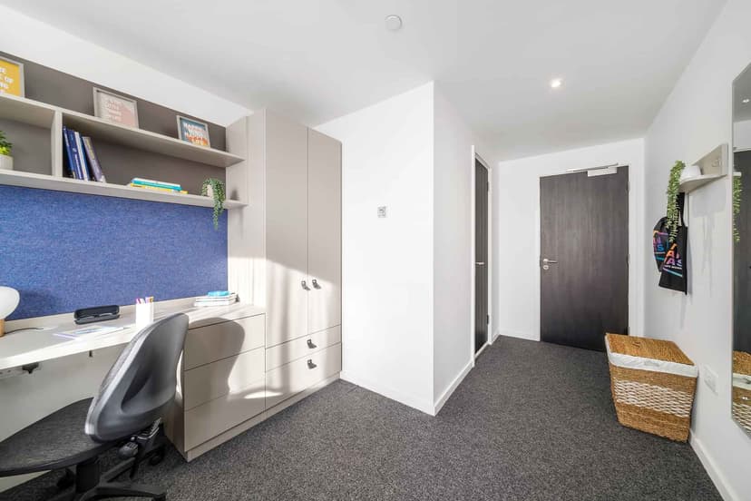  Gold Ensuite Penthouse - Image 34