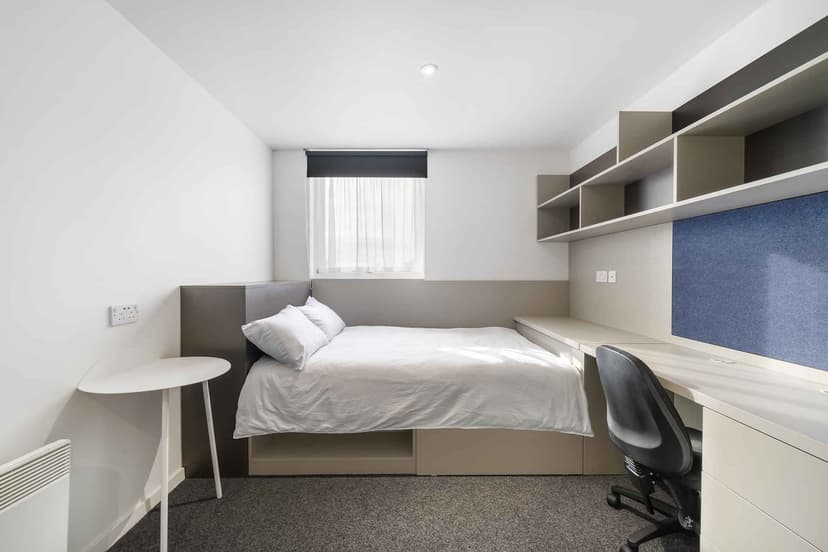  Gold Ensuite Penthouse - Image 9