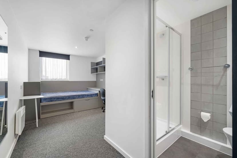  Gold Ensuite Penthouse - Image 19