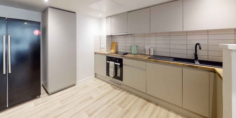  Gold Ensuite Penthouse - Image 3