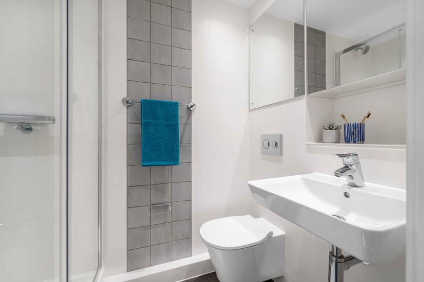  Gold Ensuite Penthouse - Image 29