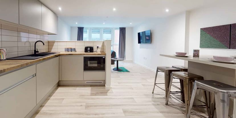  Gold Ensuite Penthouse - Image 2