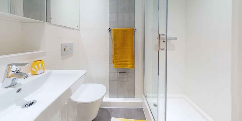  Gold Ensuite Penthouse - Image 5