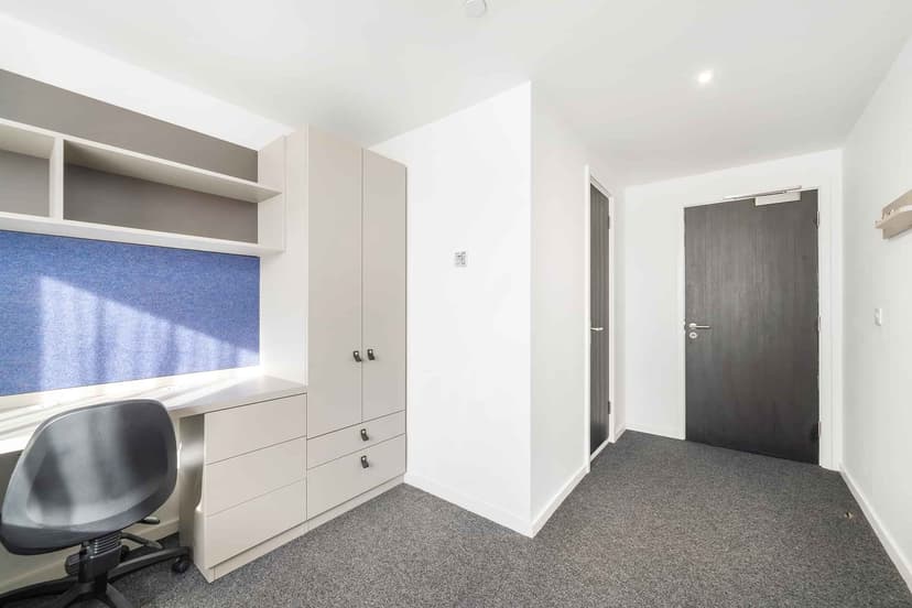  Gold Ensuite Penthouse - Image 13