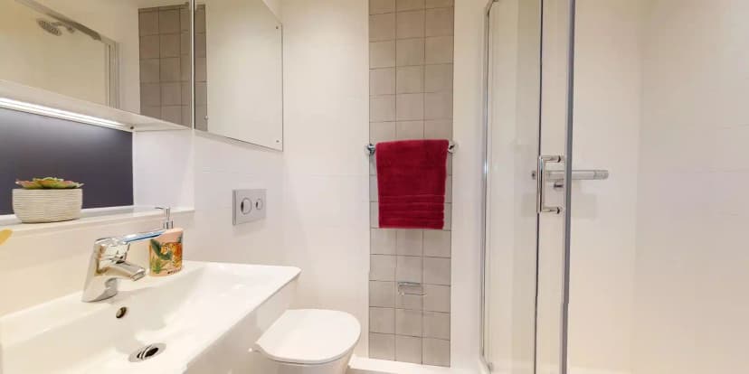 Gold Ensuite Upper - Image 7