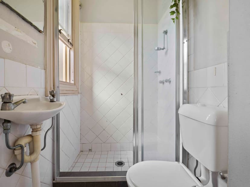 Room 10 (Ensuite) - Image 3