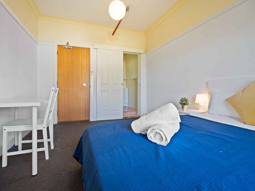 Room 14 (Ensuite) - Image 4