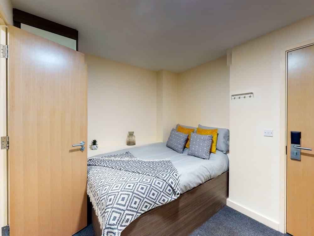 Deluxe Studio - Image 1