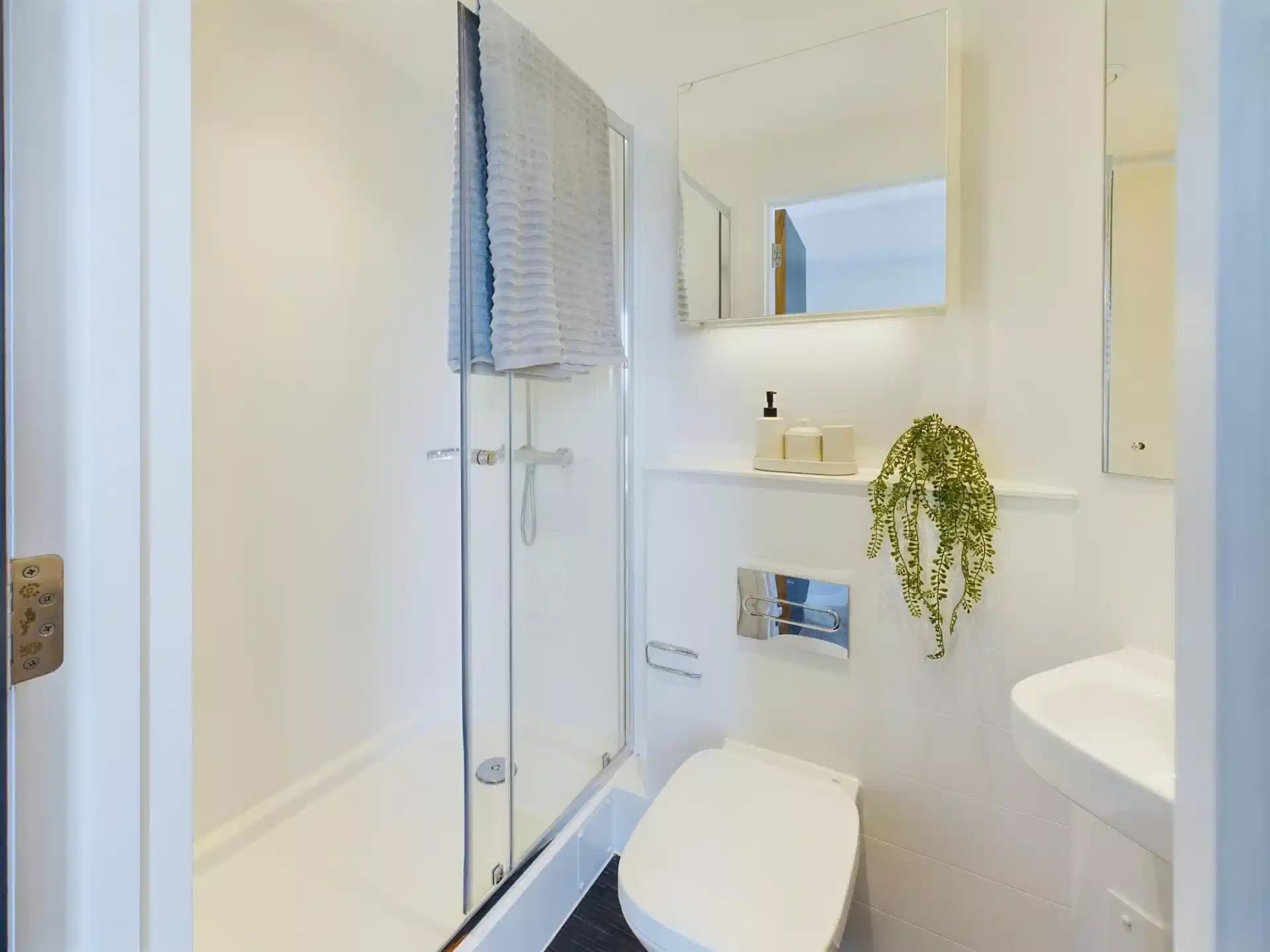 Luxury Ensuite - Image 3