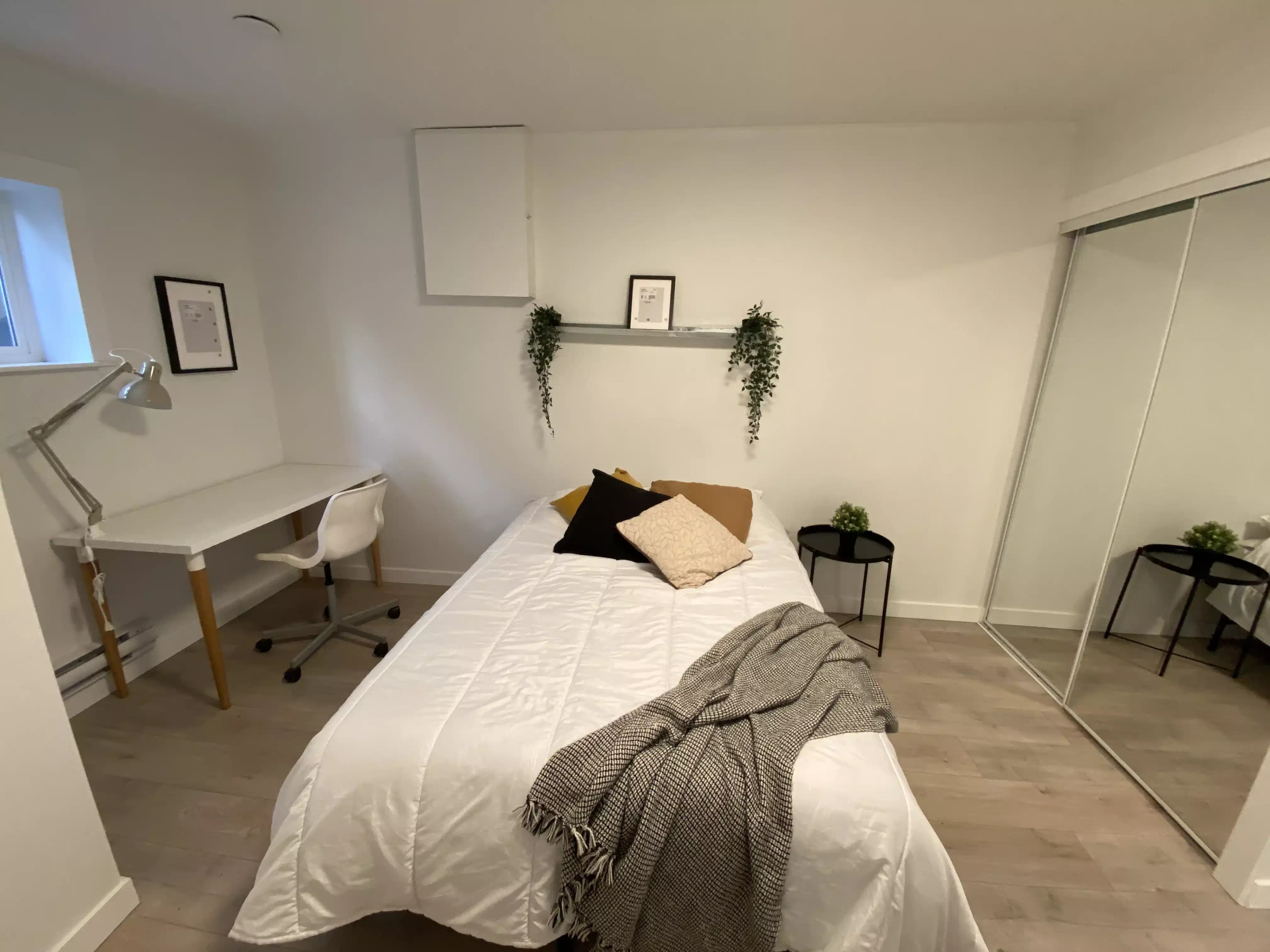 Arce Room ( 1 Bed 1 Bath ) - Image 2