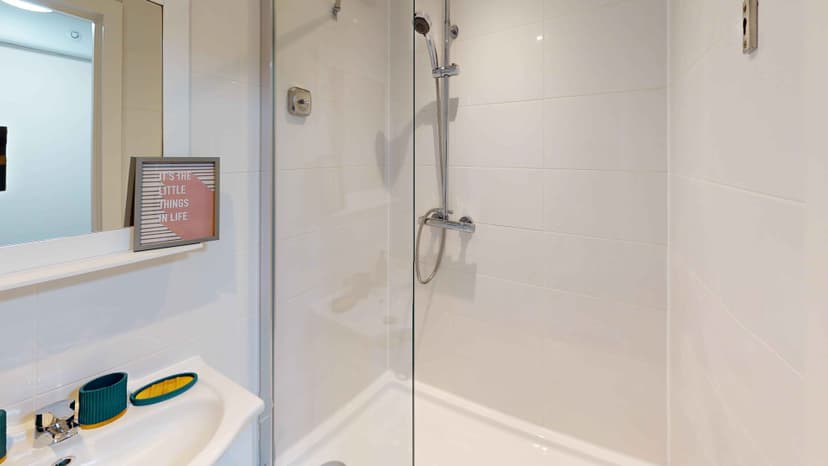 Standard Ensuite - Image 3
