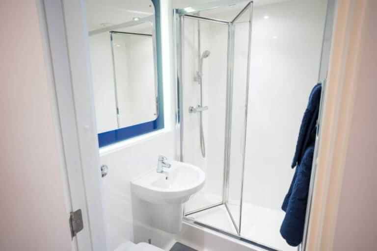 Classic En-suite - Image 5