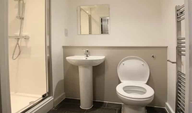 Silver Ensuite - Image 4