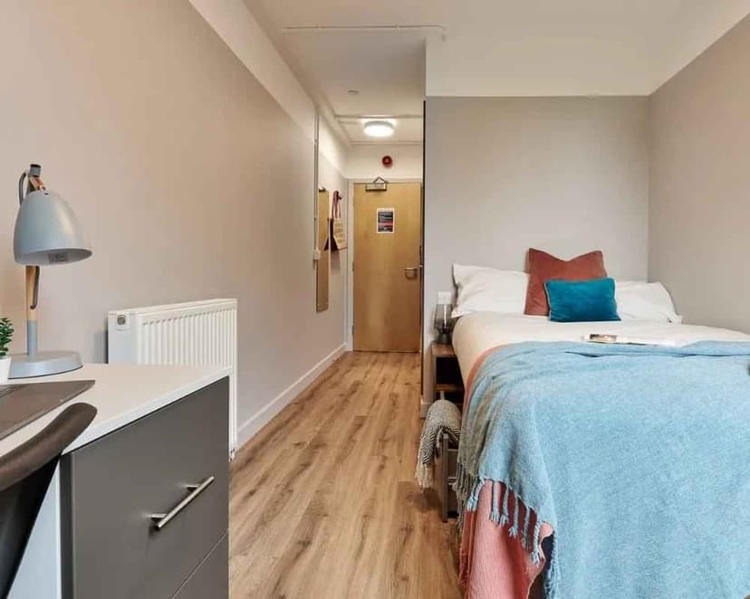 Silver En-suite - Image 3