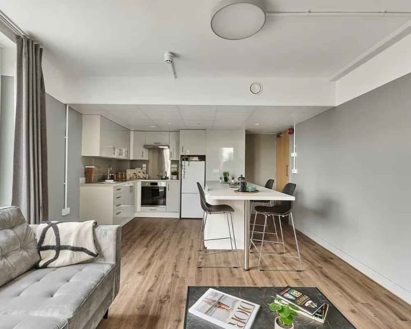 Gold En-suite - Image 5
