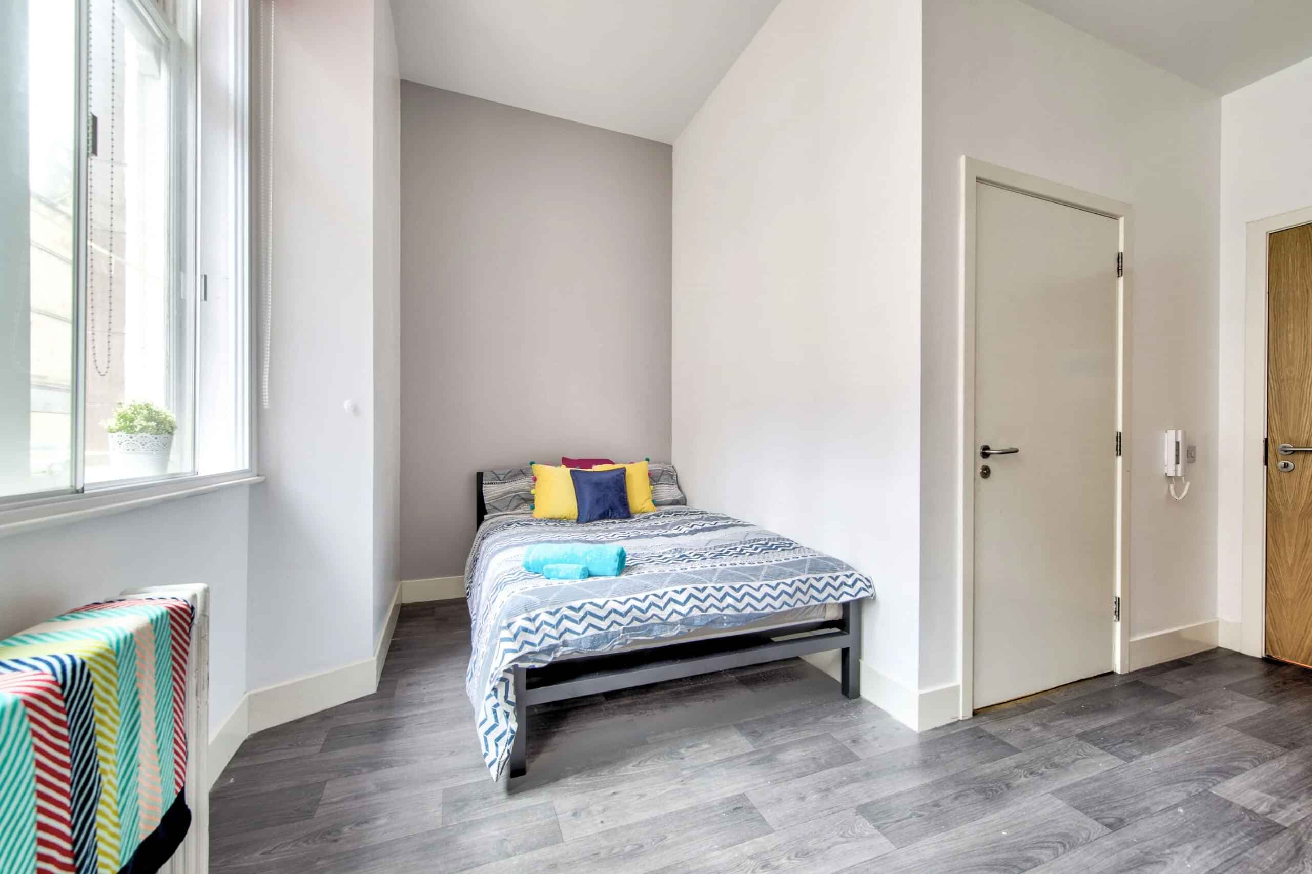 Deluxe Studio - Image 1