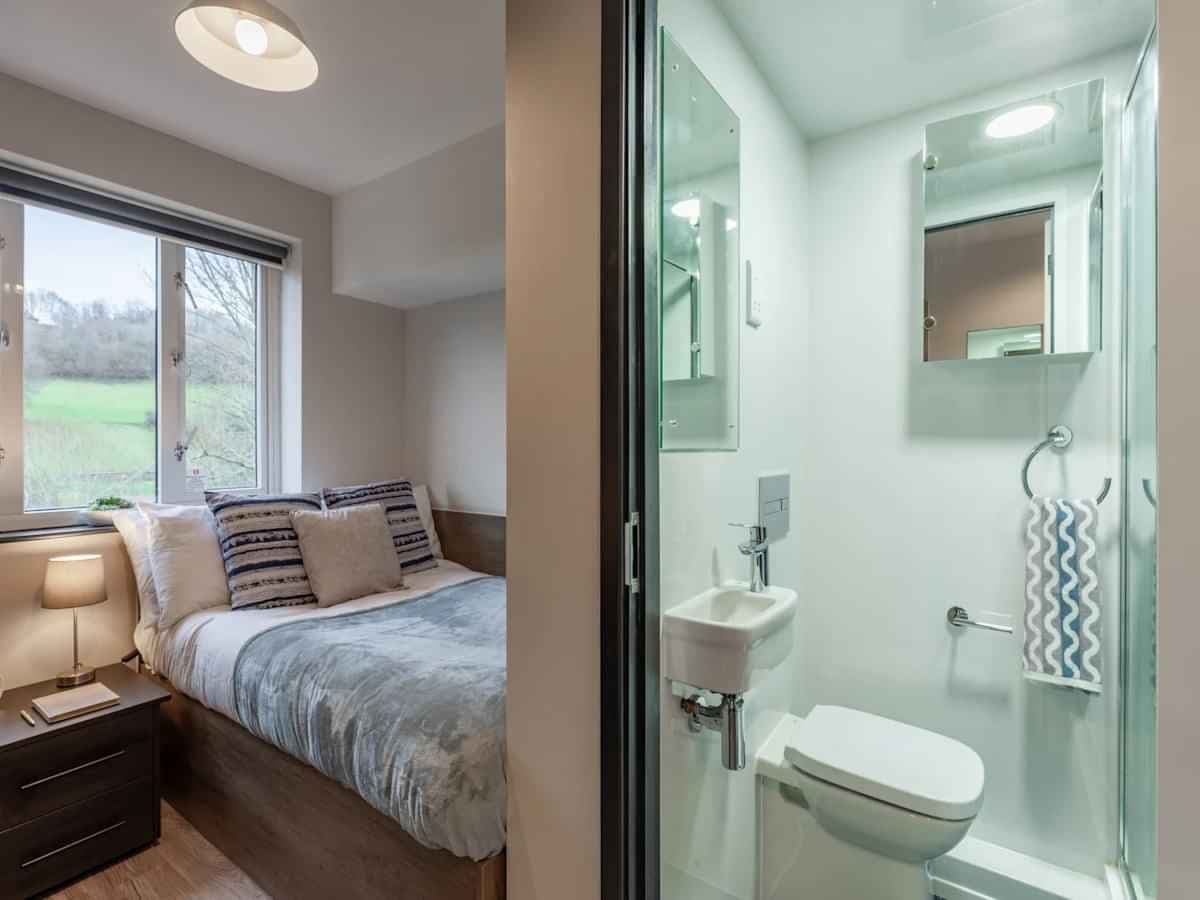 Large Ensuite - Image 1